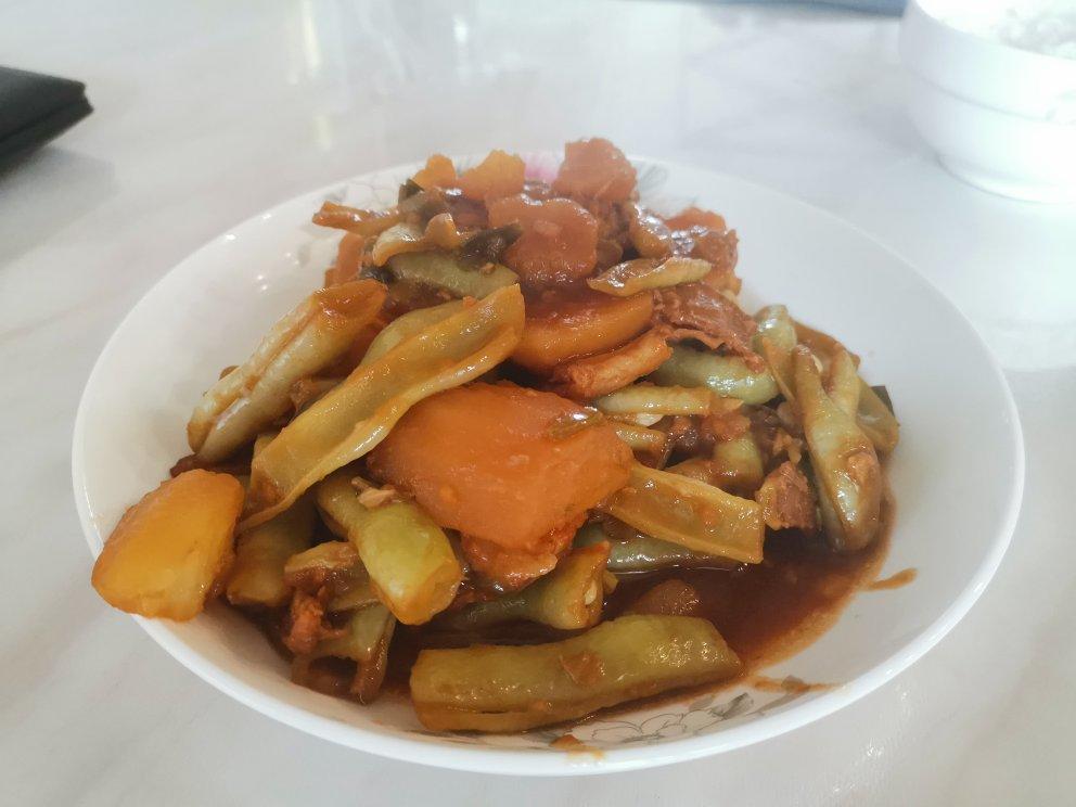 五花肉炖芸豆土豆￨好吃到流泪