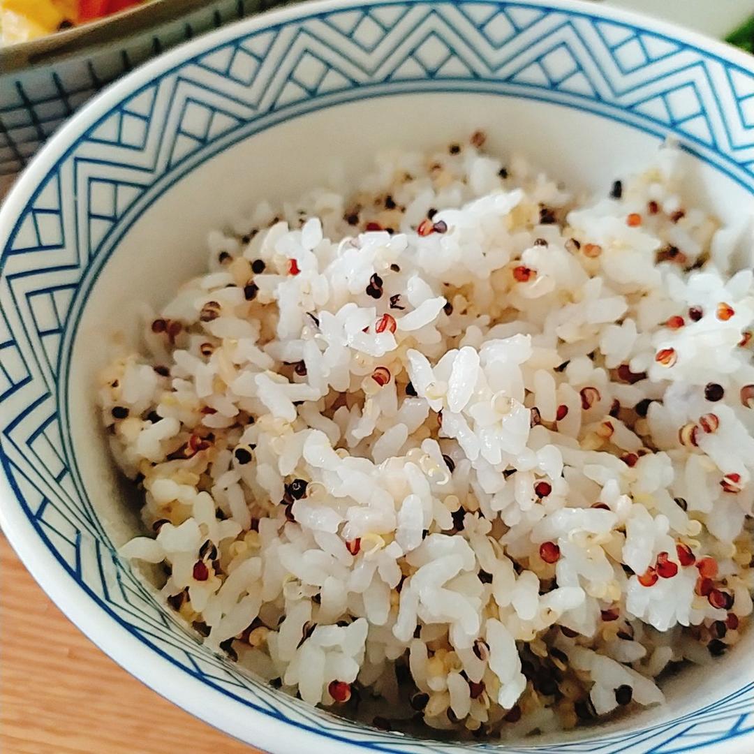 蒸米饭里加点藜麦，简单易，做美味好吃身体无负担