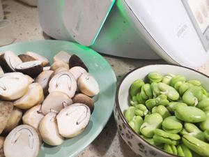 草菇蚕豆烧豆腐的做法 步骤1