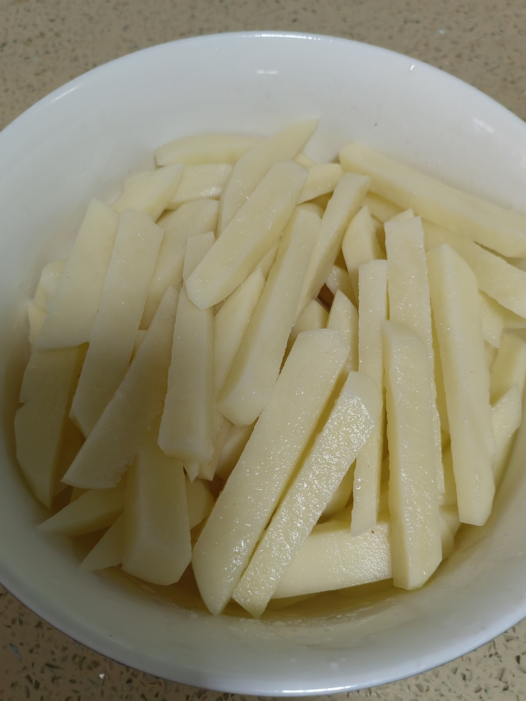 薯香松脆的自制炸薯条的做法 步骤3