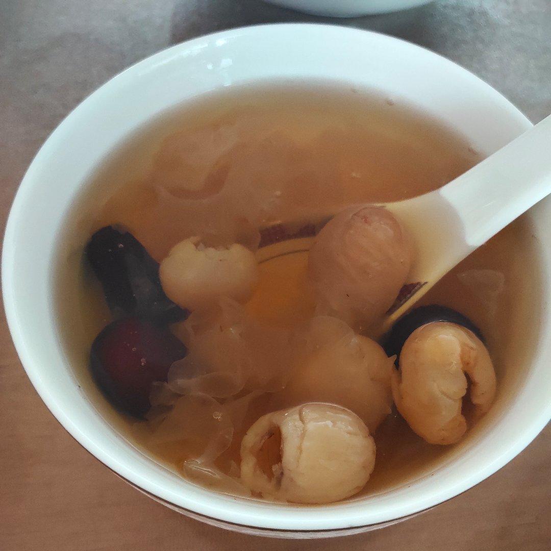 冰糖银耳红枣汤