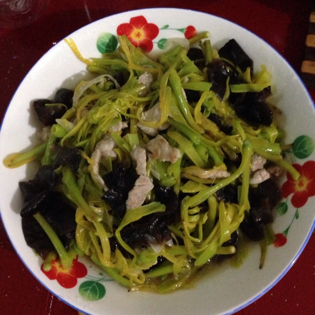 遗落的坚强つ做的黄花菜炒木耳