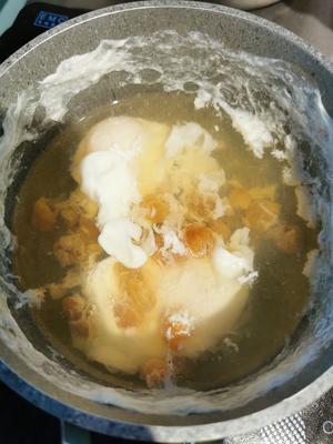 酒酿桂圆肉炖蛋的正确步骤的做法 步骤2