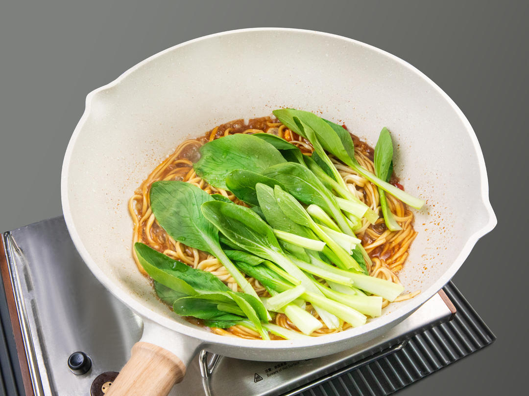 蚝油荷包蛋焖面的做法 步骤3