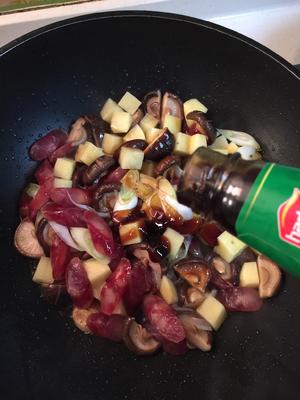 香菇腊肠土豆焖饭的做法 步骤7