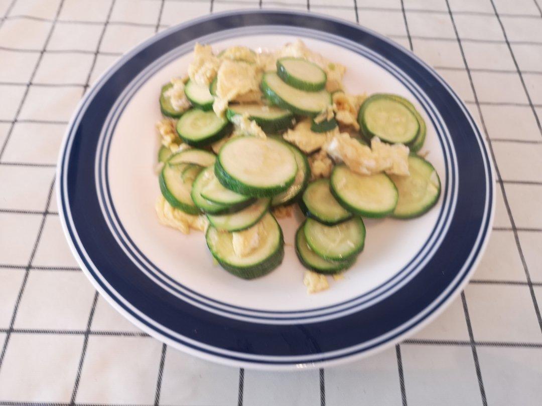 西葫芦瓜炒鸡蛋（茭瓜炒鸡蛋）