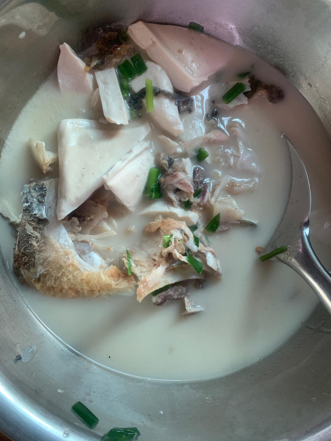 鱼头汤（鱼头豆腐时蔬汤、味鲜汤白有窍门)