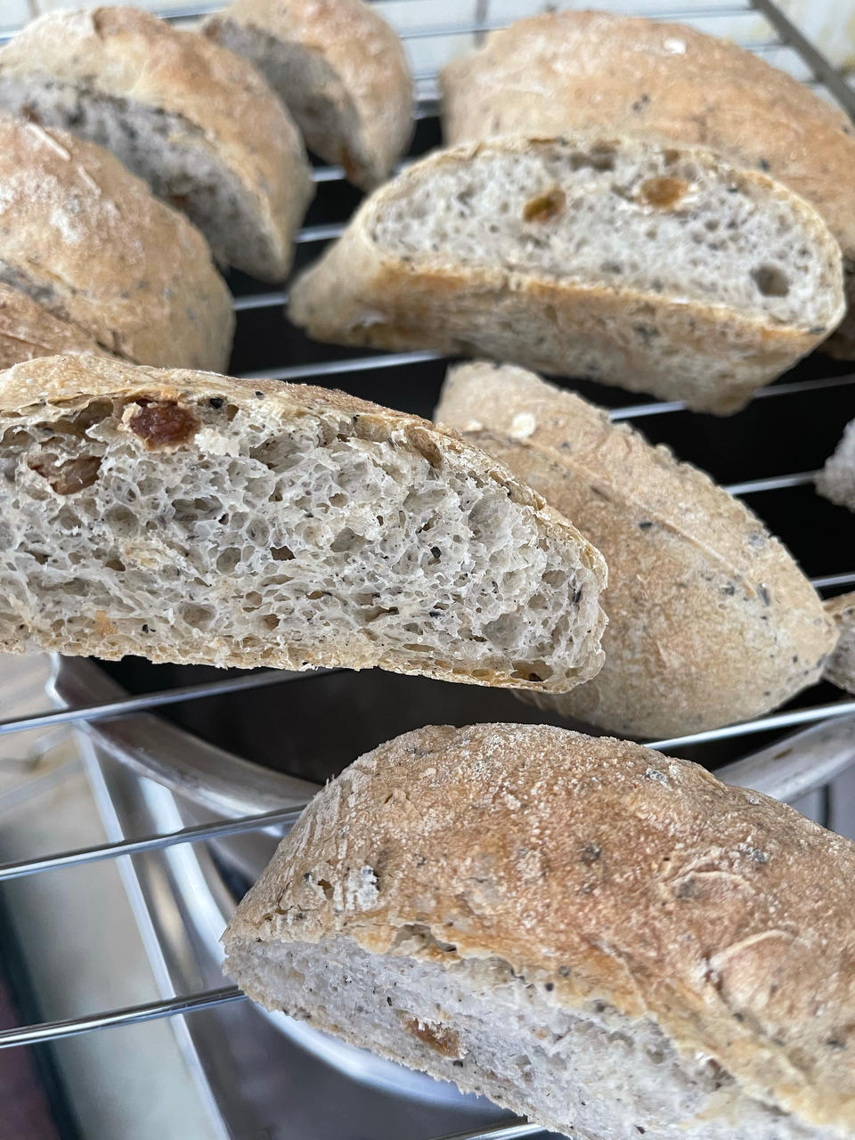 无油 无糖
免揉！全麦坚果欧包、吐司（葡萄干、燕麦、黑芝麻、南瓜籽）