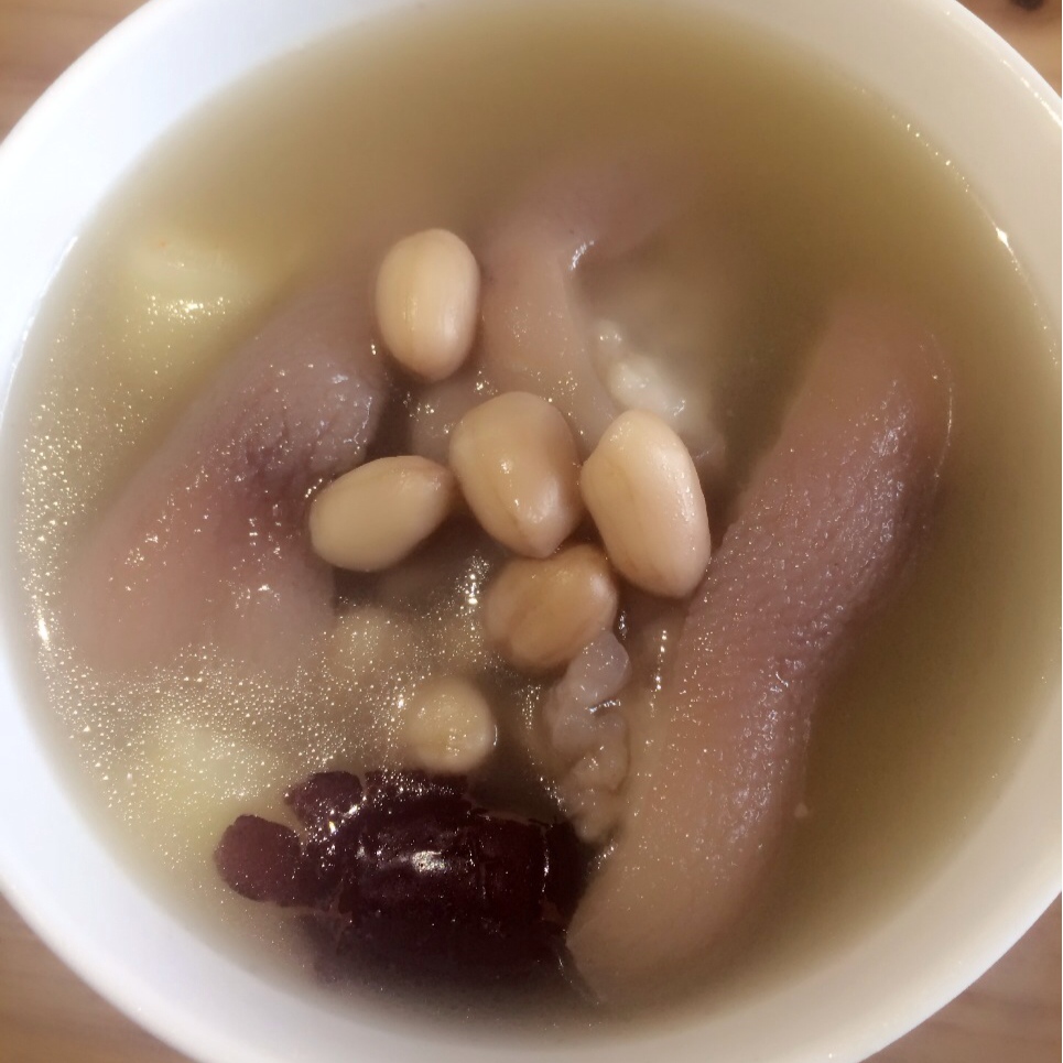 黄豆花生猪脚汤