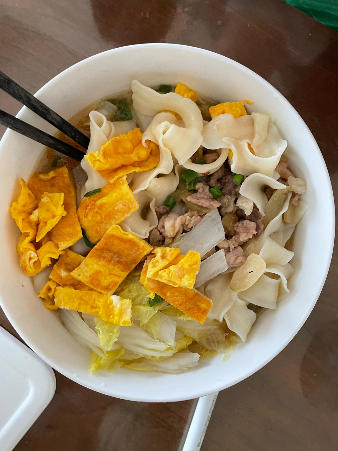 教你在家也可以做的榨菜肉丝面，香辣开胃，面条好吃到连汤都不剩