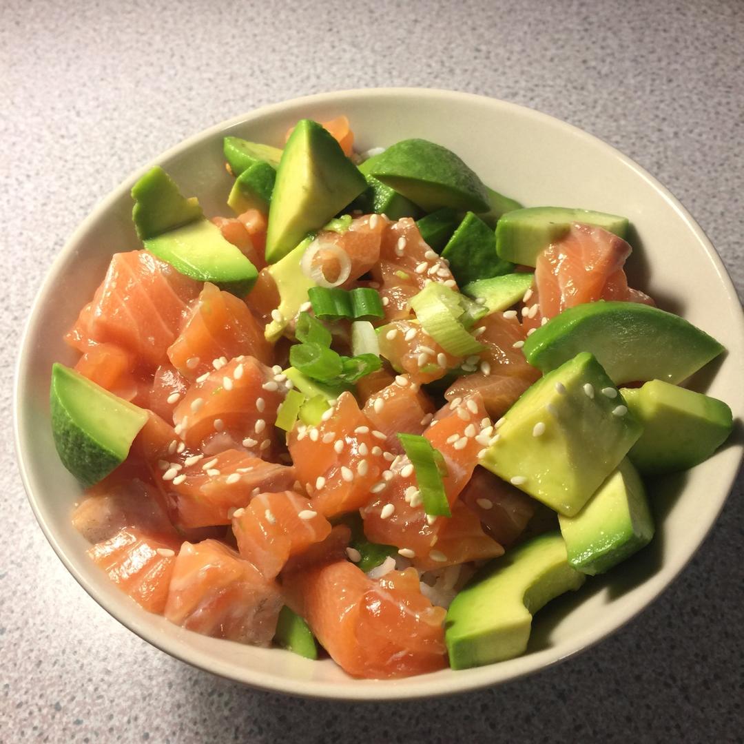三文鱼牛油果盖饭，风靡夏威夷的Poke拌饭