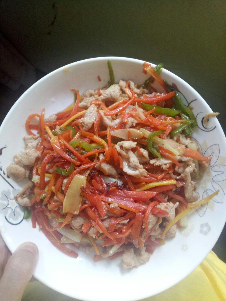 超下饭的青椒胡萝丝炒肉