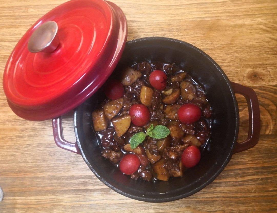 铸铁锅土豆炖牛肉