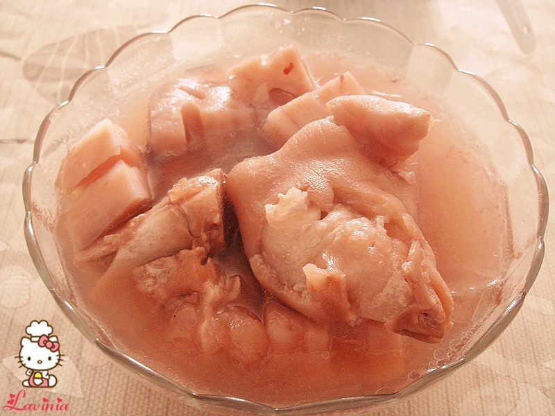 莲藕花生猪蹄汤