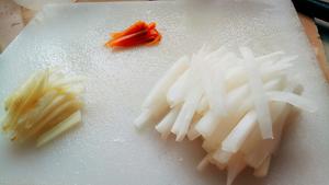 酸萝卜炒鸡肾的做法 步骤3