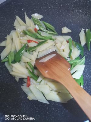 青红椒烧土豆片的做法 步骤4