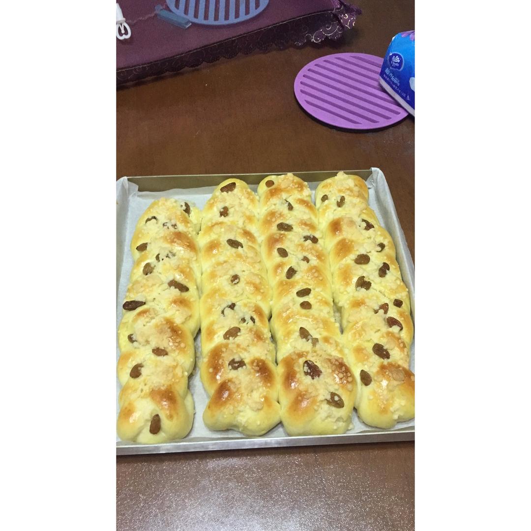 葡萄干奶酥面包