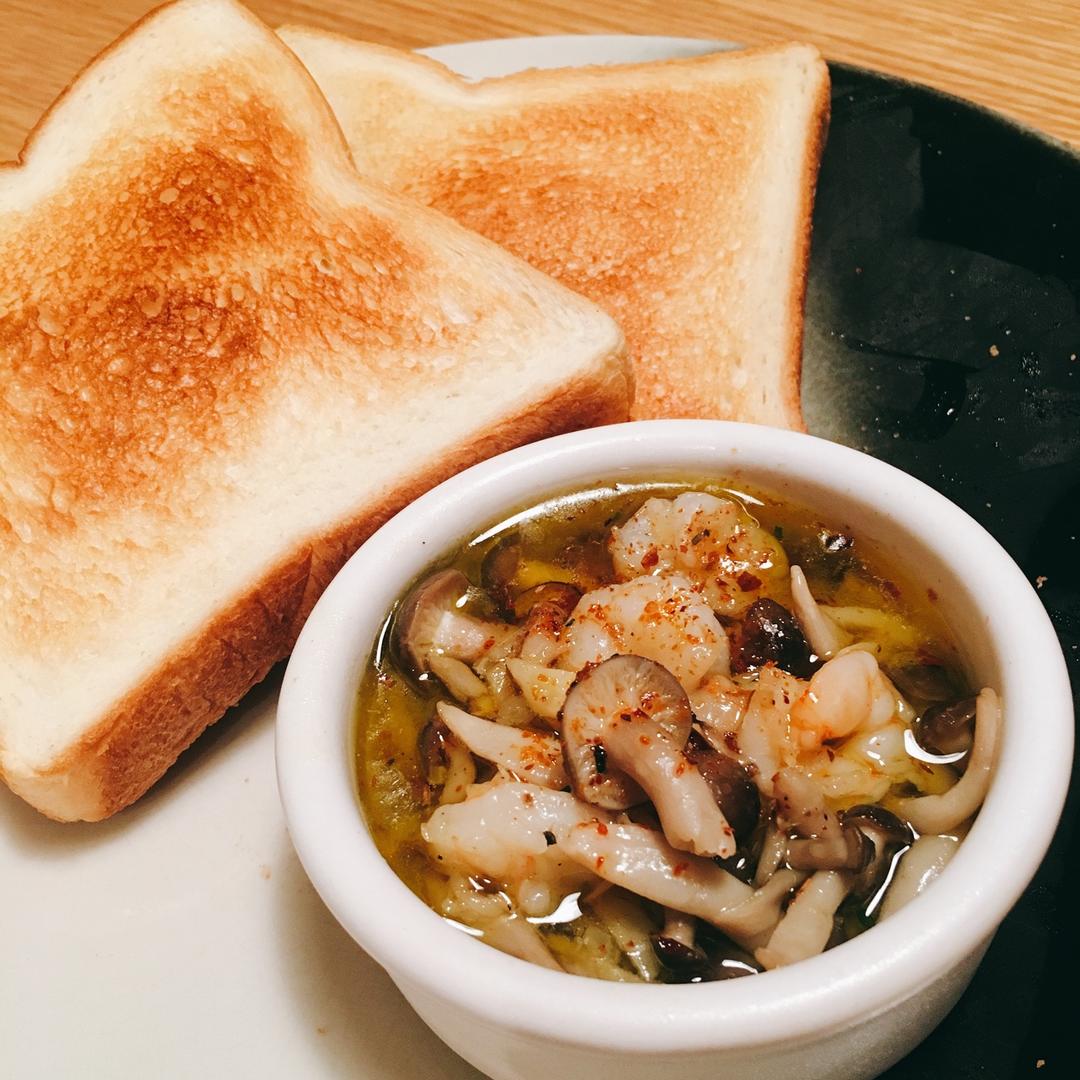 日本上班族小食堂做的西班牙tapas 蒜香菌菇虾仁 ajillo