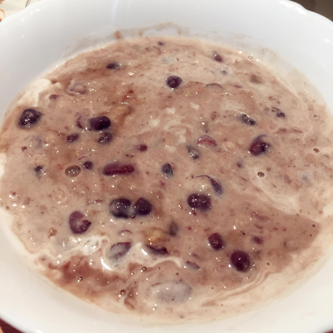 红枣红豆薏仁牛奶粥