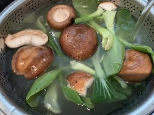 清爽的夏日汤 香菇青菜肉丸汤（附腌炸肉丸方法）的做法 步骤4