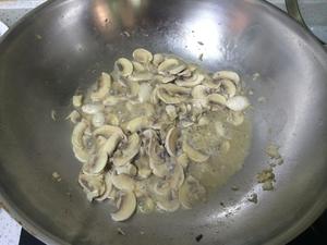 白汁蘑菇烟肉千层面的做法 步骤3