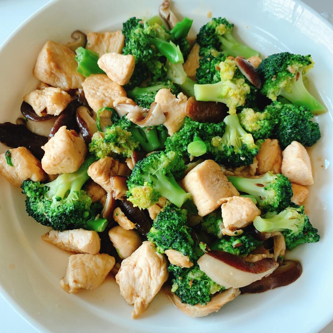 鸡肉蘑菇炒西兰花