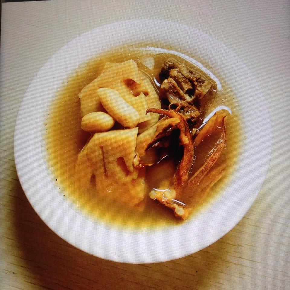 干鱿鱼花生莲藕汤
