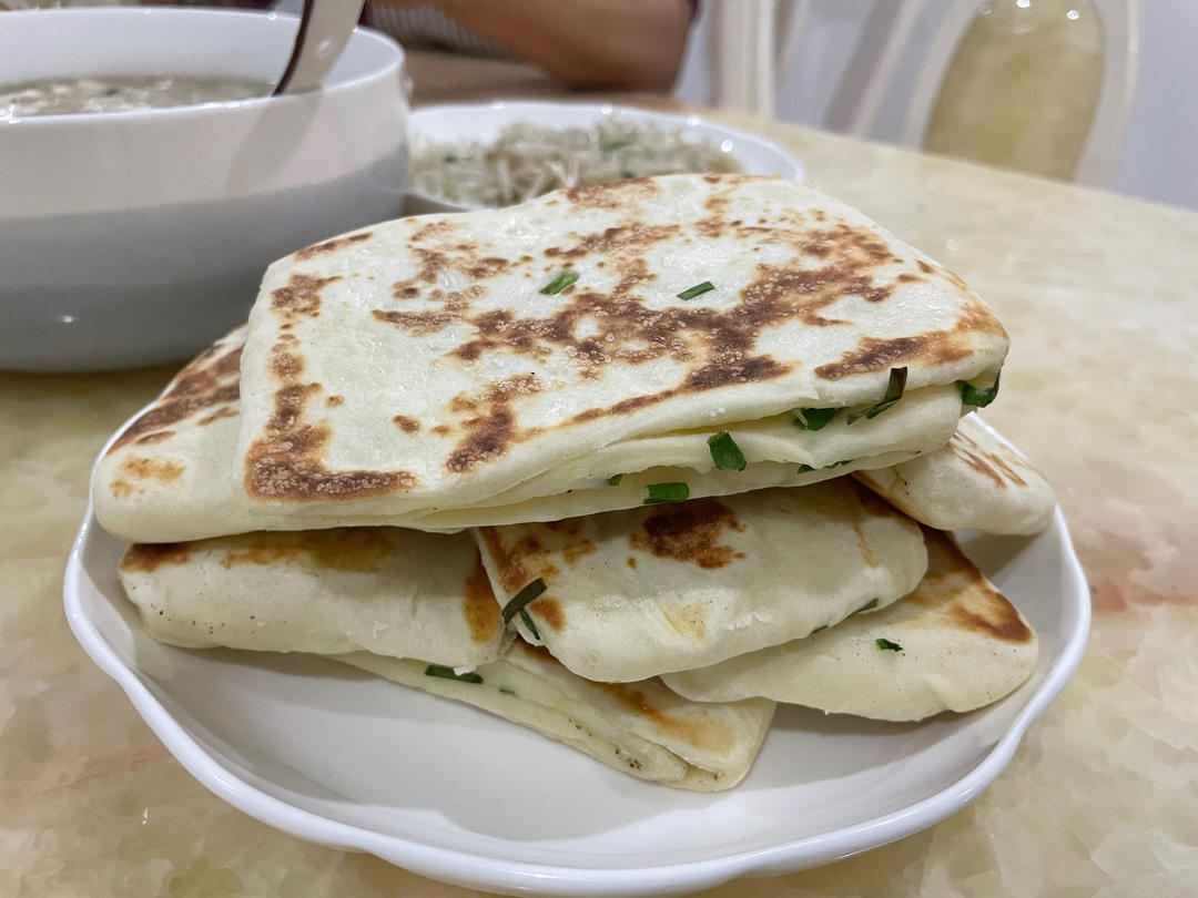 五香葱花饼    葱香四溢   咸香适口   太有食欲了 附细节视频