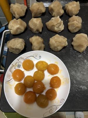 “广州酒家”                                      莲蓉蛋黄月饼的做法 步骤3