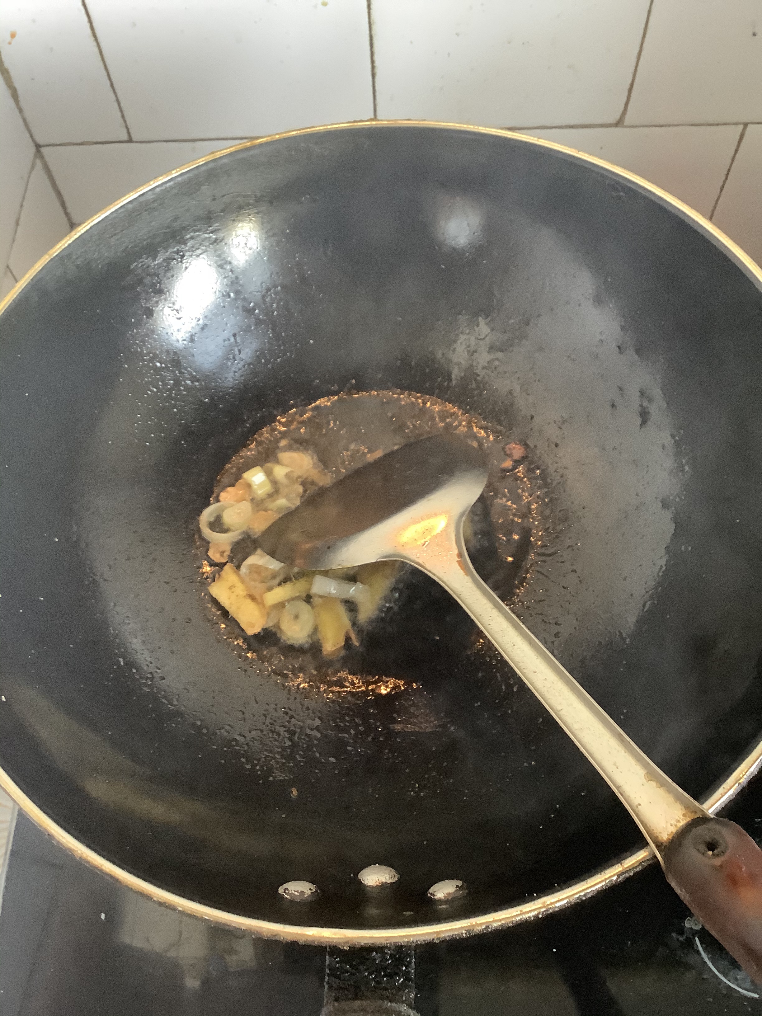 香菇栗子炖鸡的做法 步骤5