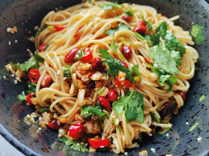 十分钟做好一盘开胃凉拌面～太好吃啦