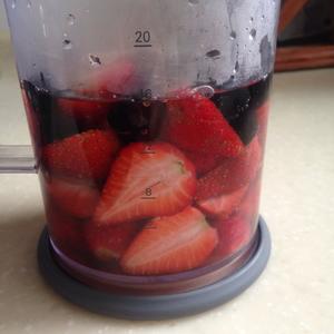 草莓蓝莓果汁&神奇的牛奶布丁的做法 步骤2