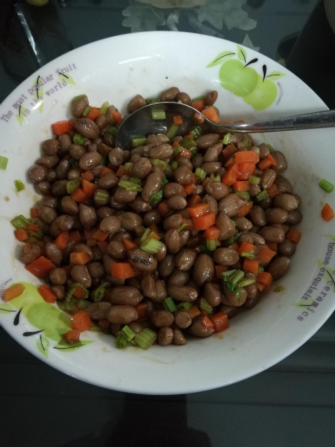 凉拌芹菜花生米胡萝卜
