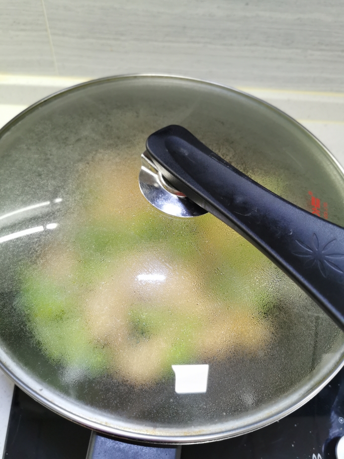 黑白蛋炒油豆腐的做法 步骤7