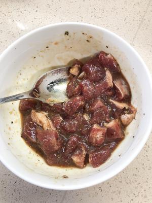 黑椒牛肉粒芝士焗饭的做法 步骤2