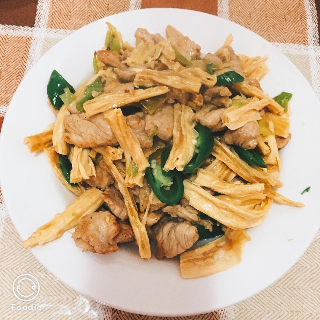 腐竹木耳炒肉片