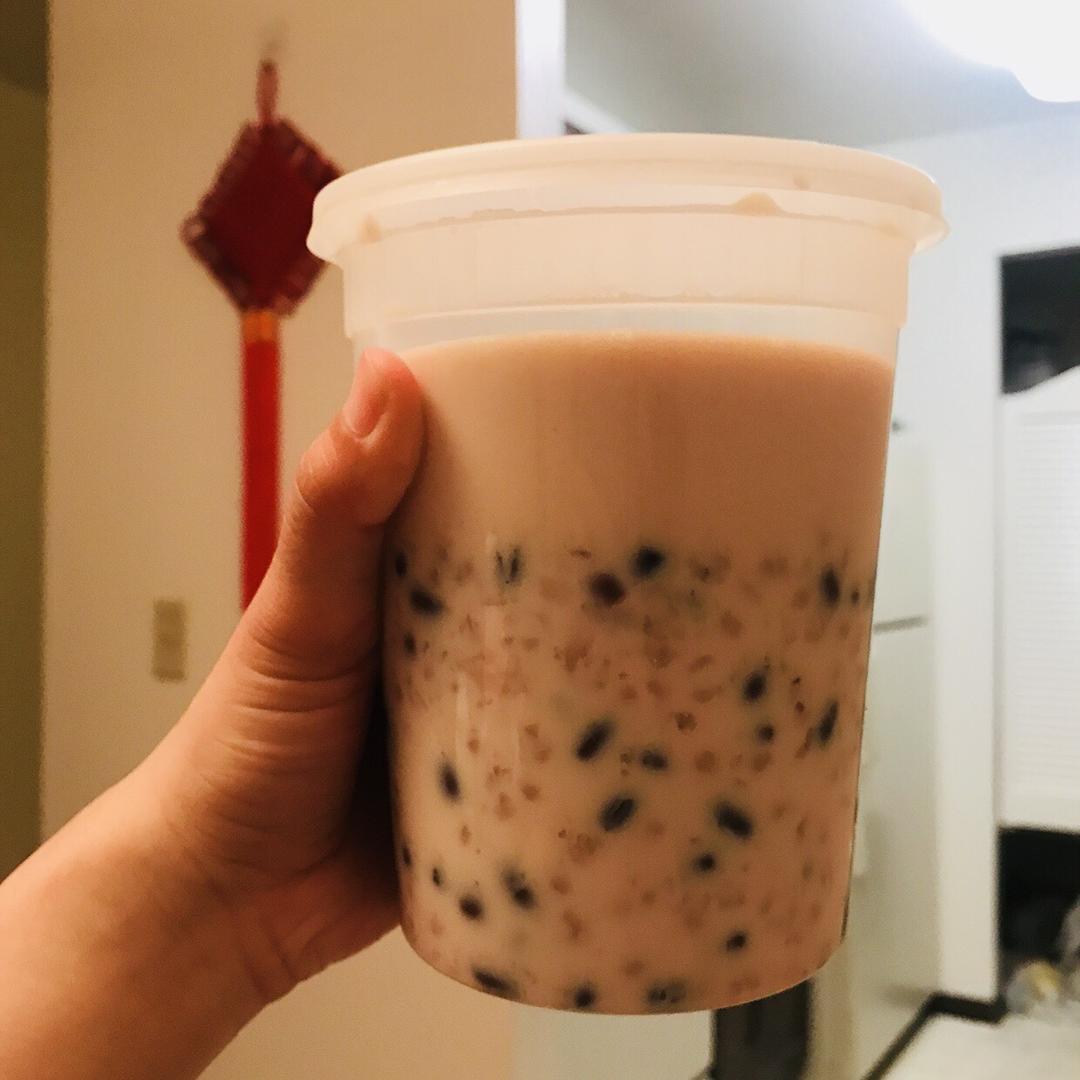 红枣红豆薏仁牛奶粥