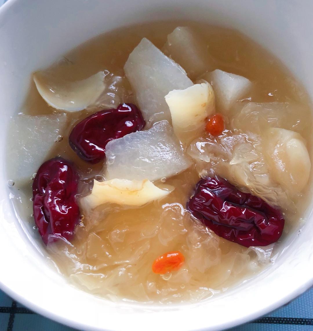 爱下厨的小律师做的冰糖百合银耳炖雪梨