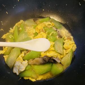 舌尖上的美食の丝瓜蘑菇炒鸡蛋的做法 步骤20