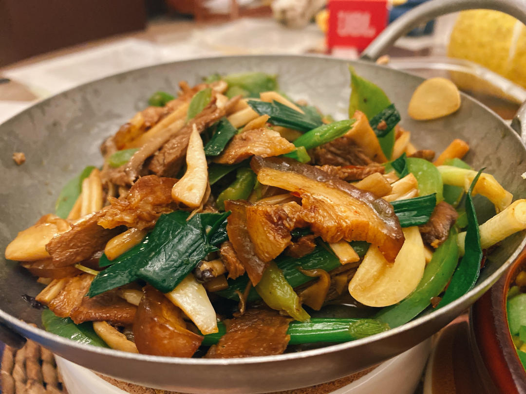 五花肉干锅茶树菇
