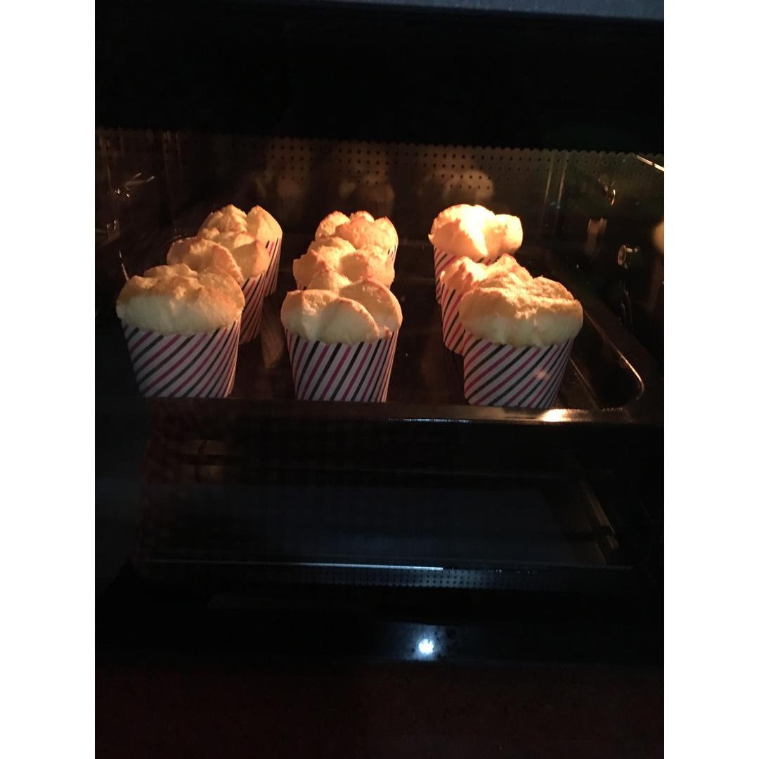 戚风杯子蛋糕^_^不开裂不回缩喔～