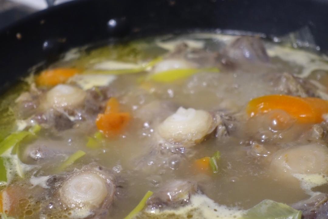 冬日里的暖身滋补靓汤【萝卜牛尾汤】