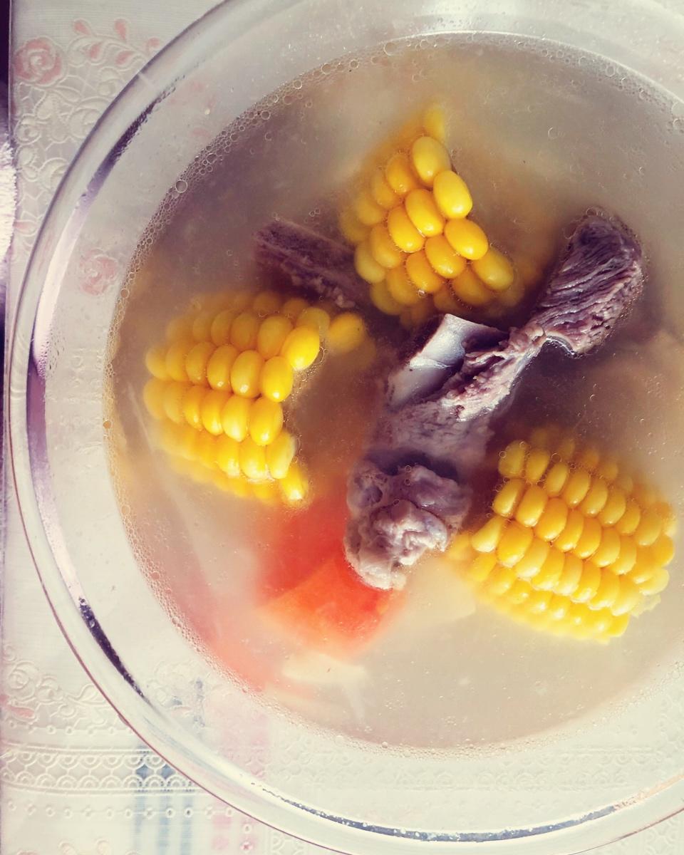 胡萝卜玉米排骨汤