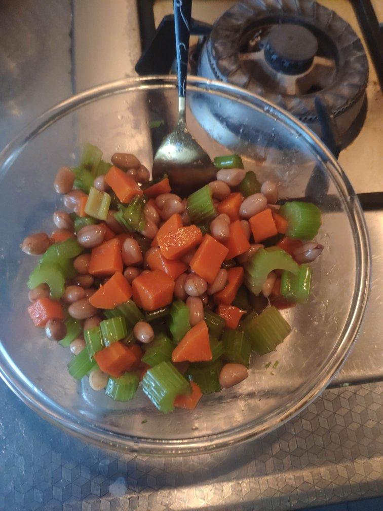 凉拌芹菜花生米胡萝卜