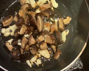 香菇蒜蓉生菜的做法 步骤2