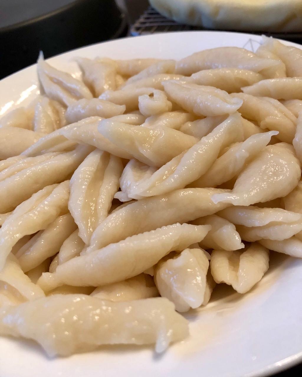 囡囡是小宝宝做的荞面搓鱼