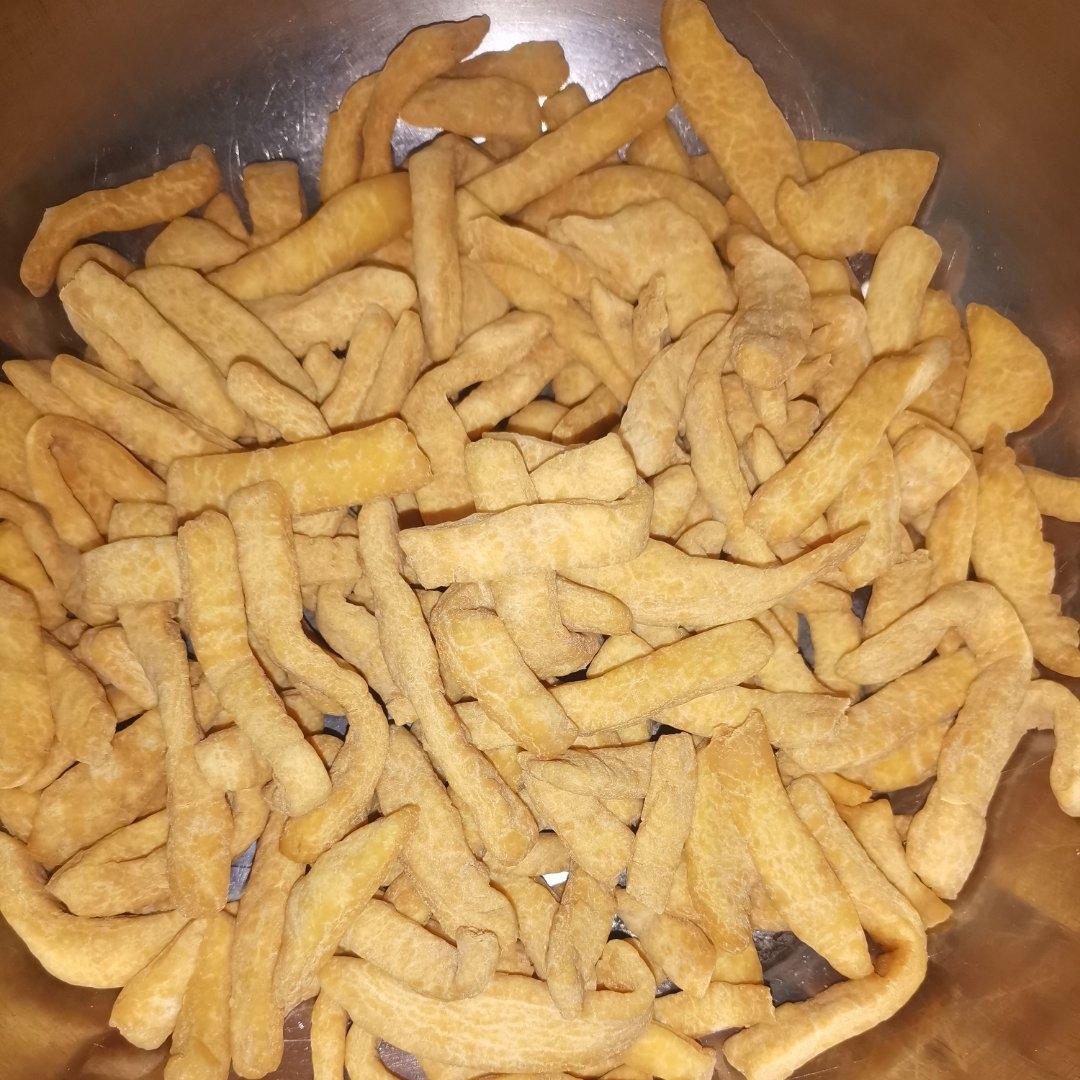 两个鸡蛋一碗面粉，不添加，制作简单的炸面条