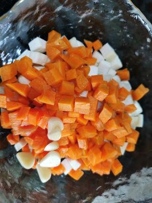 耗油炒牛肉杏鲍菇胡萝卜粒的做法 步骤2