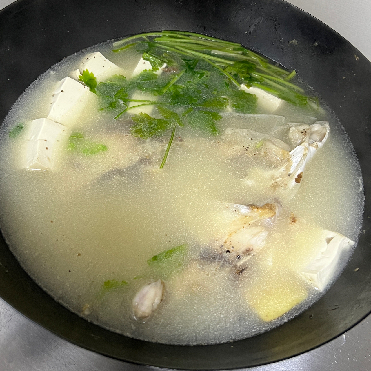 清甜好喝并且简单易煮的香菜豆腐鱼头汤