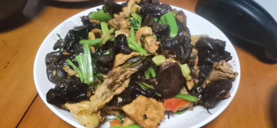 木耳炒鸡肉